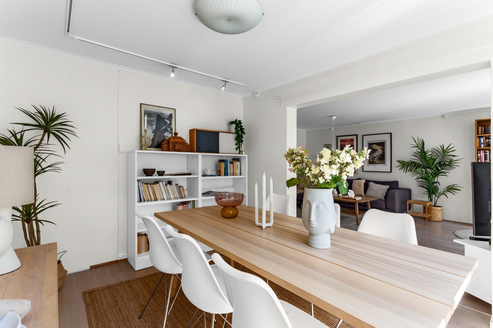 I hjørnet av spisestuen var det opprinnelig en dør ut til entréen som er blendet igjen og som kan åpnes hvis rommet skal benyttes som soverom. Galleribilde