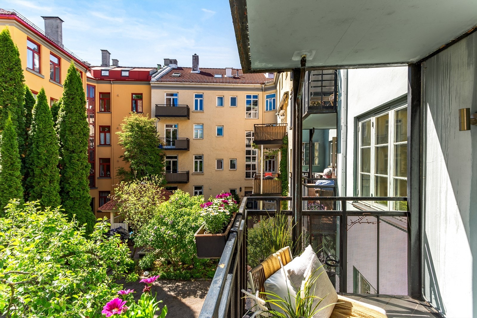 Her er det plass til både sittegruppe og grill - et herlig uterom som forlenger boligens sosiale soner. Galleribilde