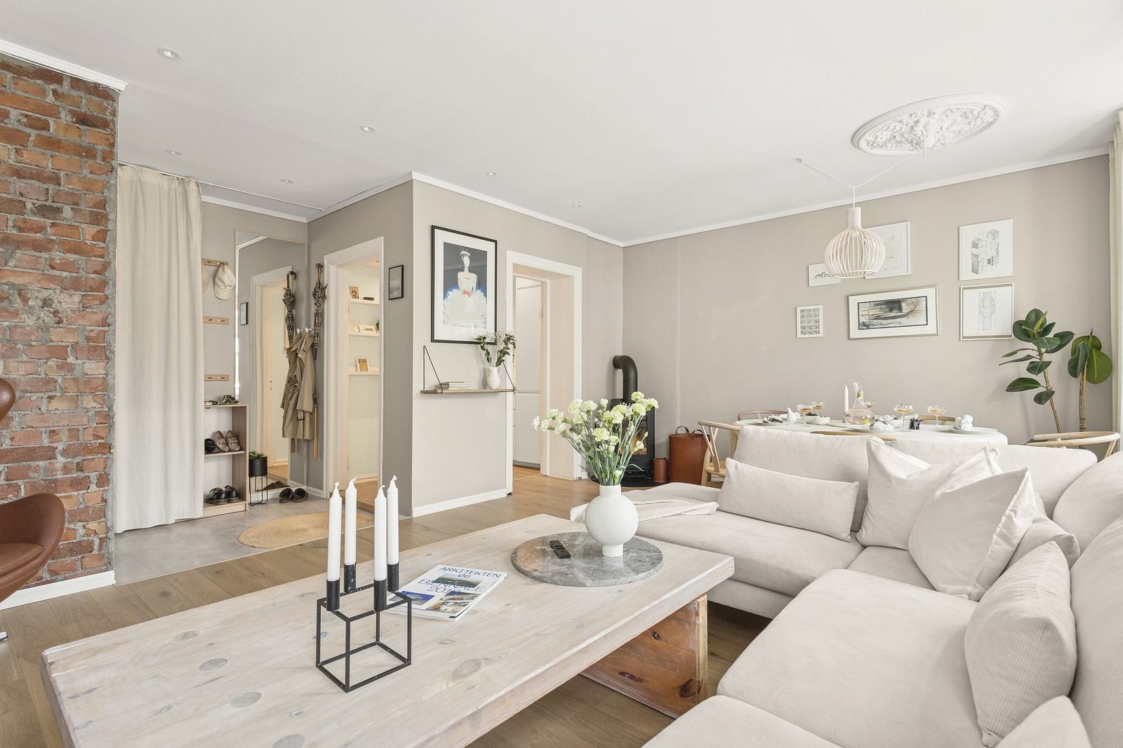 Stuen har flott belysning med innfelte spotlights Galleribilde