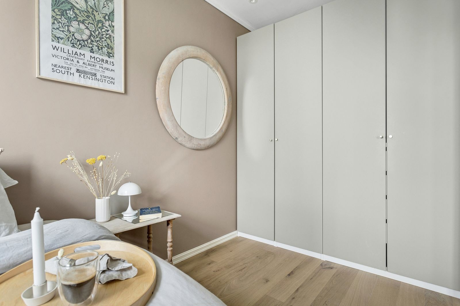 Soverom med stor garderobe. Galleribilde