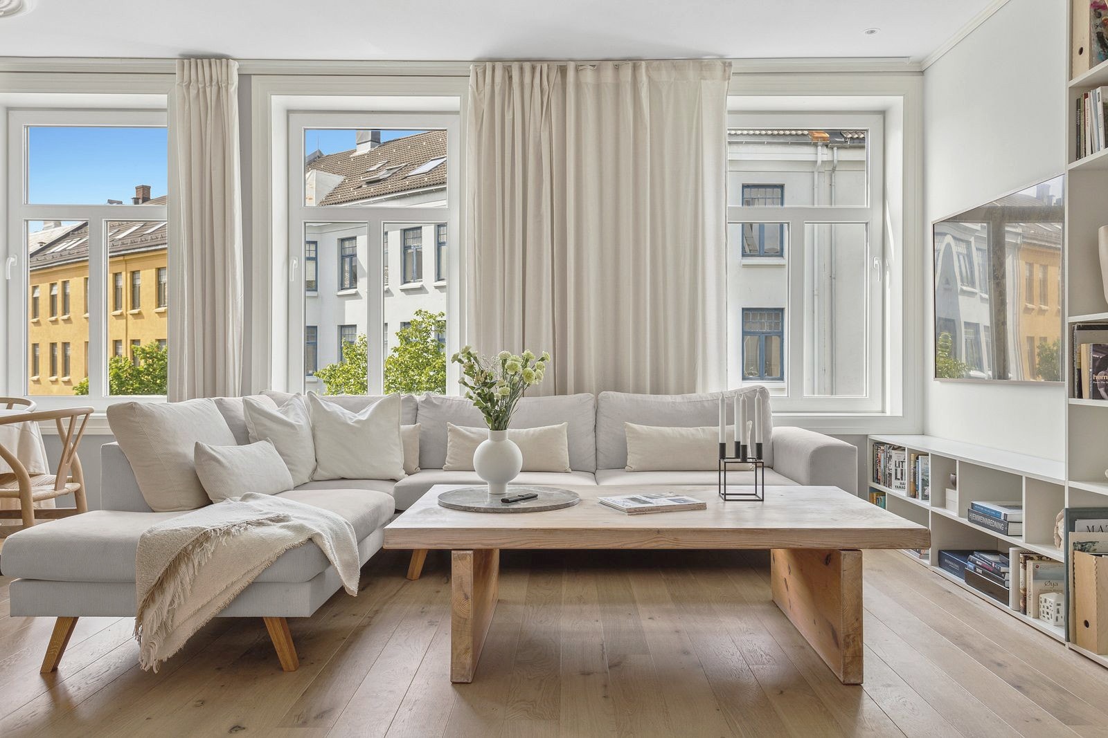 Leiligheten har en romslig stue med store glassflater som slipper inn rikelig med dagslys og bidrar til en behagelig romfølelse. Galleribilde