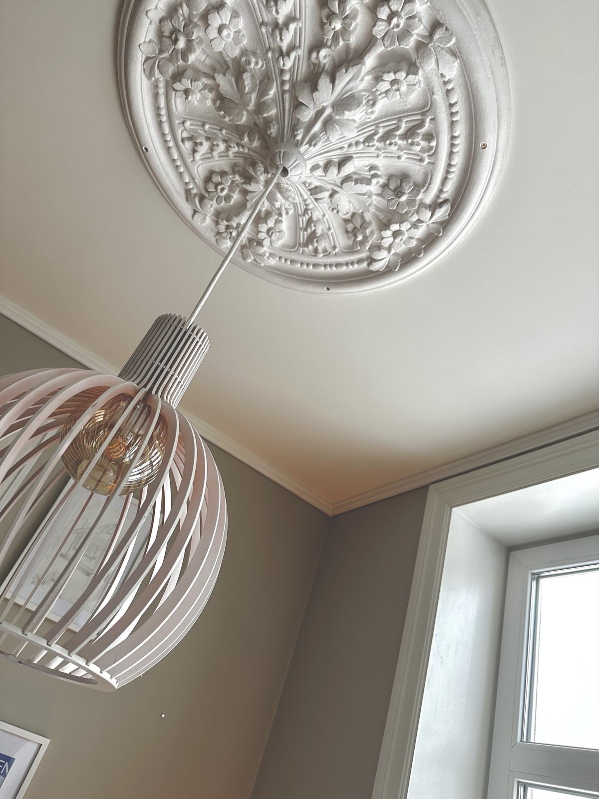 Rosett fra Nidaros Domkirkes Restaureringsarbeideri himling over spisebord Galleribilde