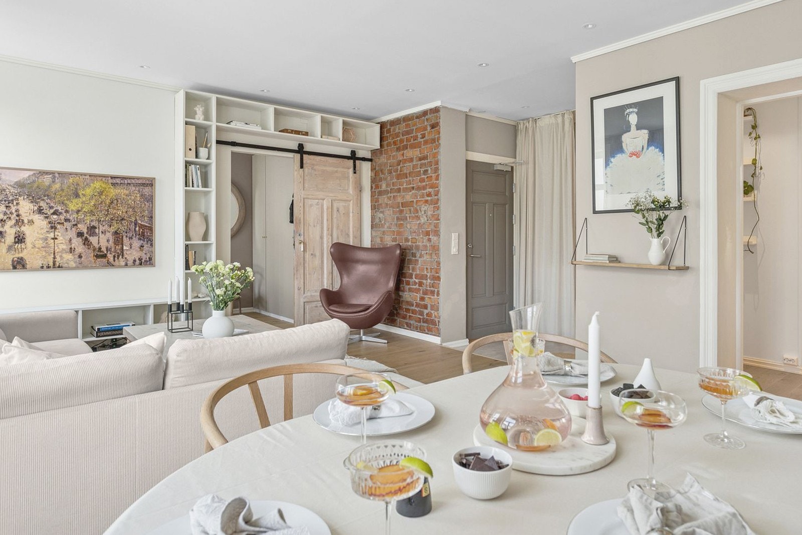 Stuens gode utforming og de tidløse fargevalgene på vegger legger et godt grunnlag for å innrede rommet etter eget ønske. Galleribilde