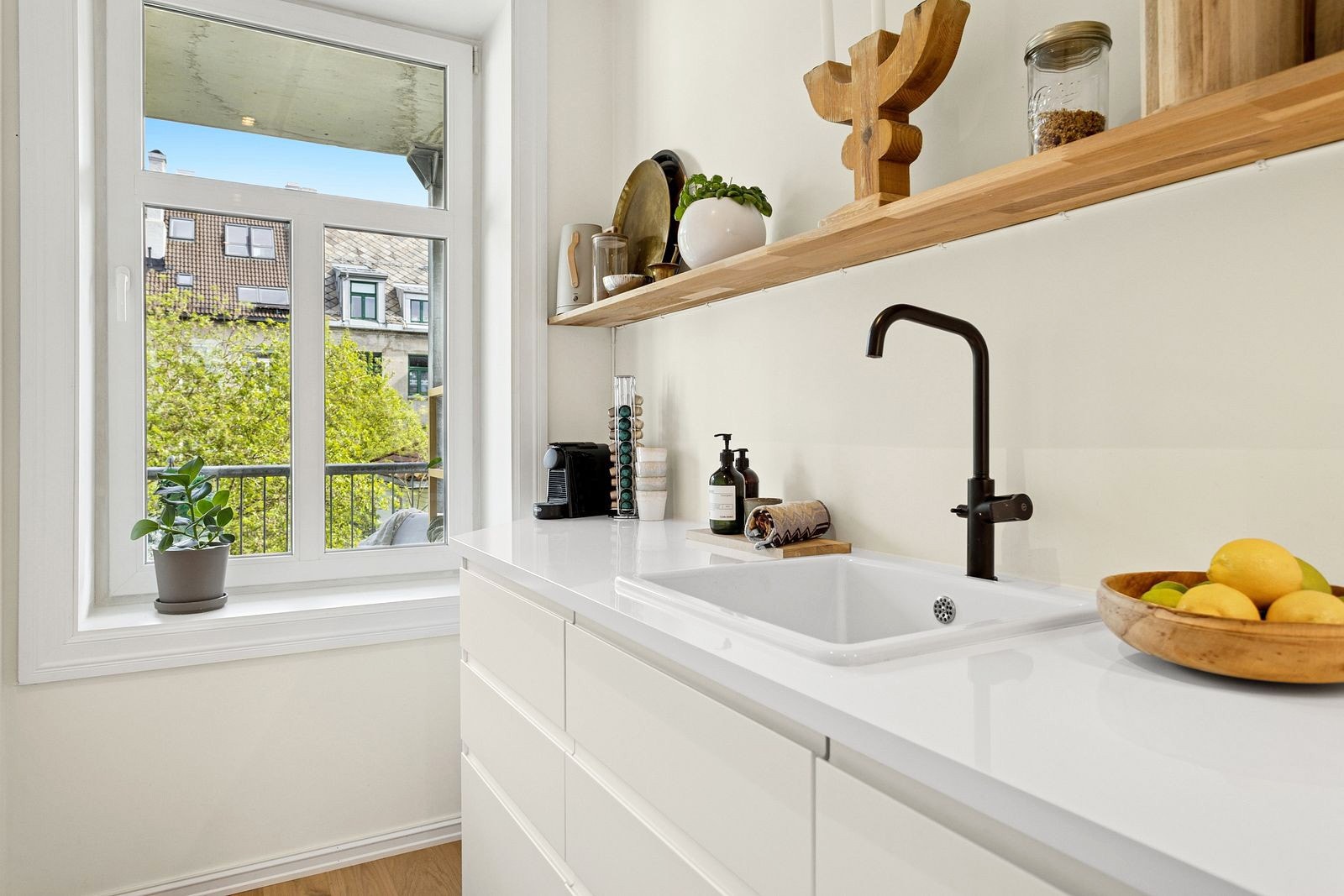 Leilighetens kjøkken er fra 2022/2023 og er vurdert til TG0av takstmann. Galleribilde