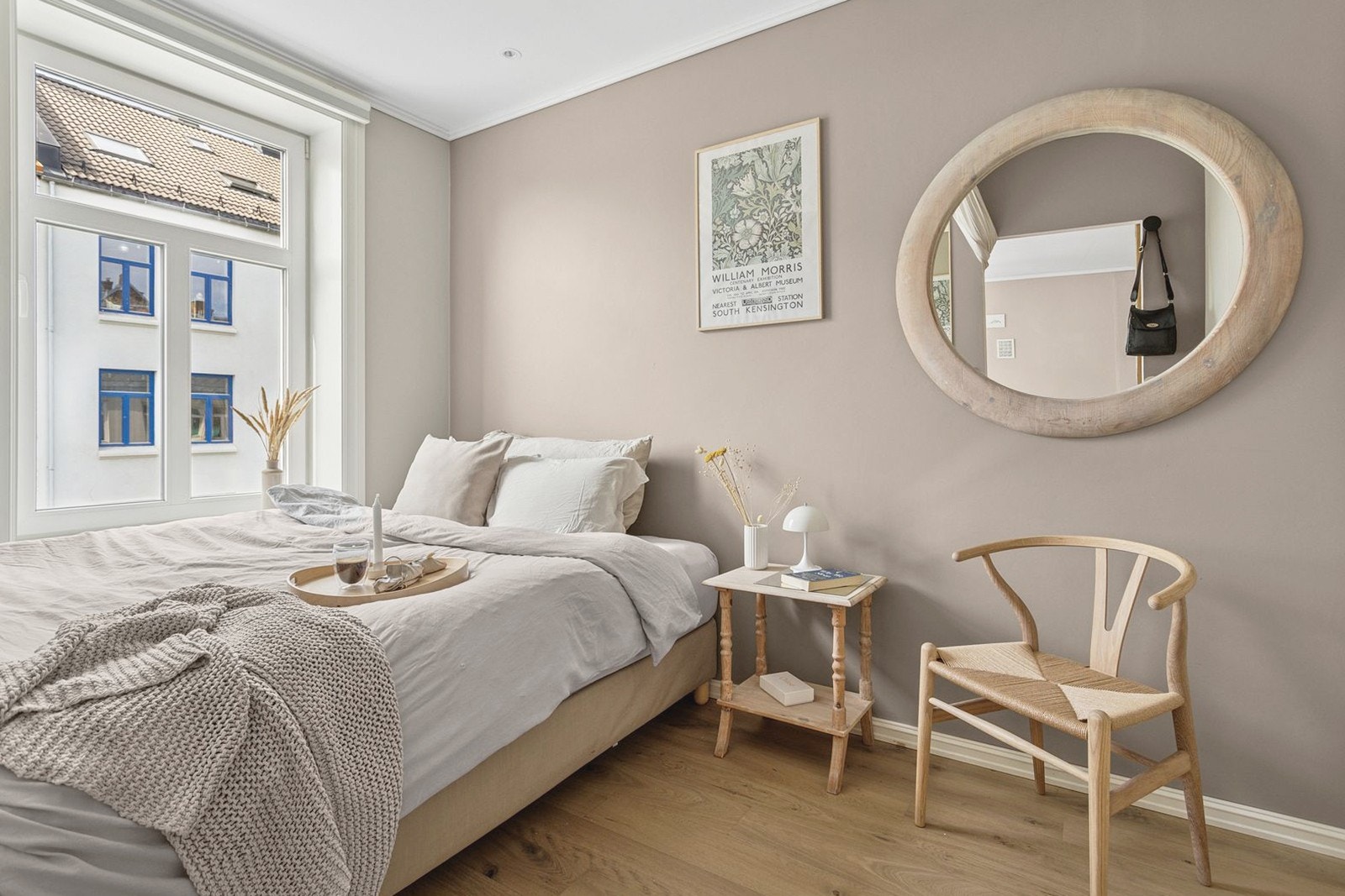 Soverommet er ca 8,6 m² og har god plass til dobbelseng og garderobeskap. Galleribilde