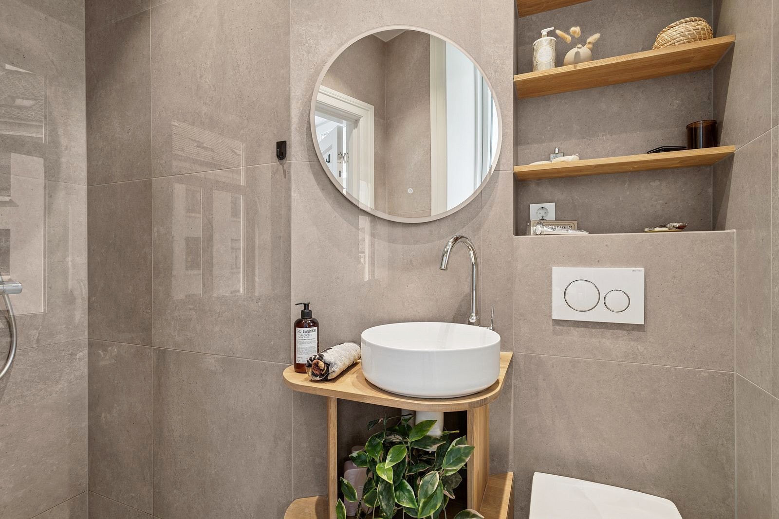 Badet ble totalrenovert i 2022. Overflatene har liten slitasje og fremstår i god bruksmesssig stand. (TG0). Galleribilde