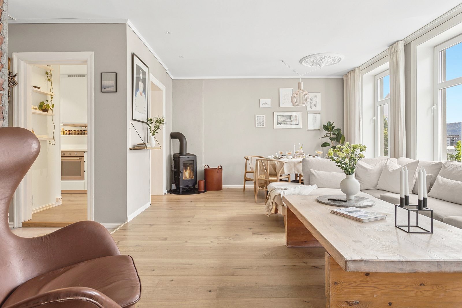 På stuen er det installert en praktisk vedovn. Pipeløp ble renovert i regi av sameiet i 2023. Galleribilde