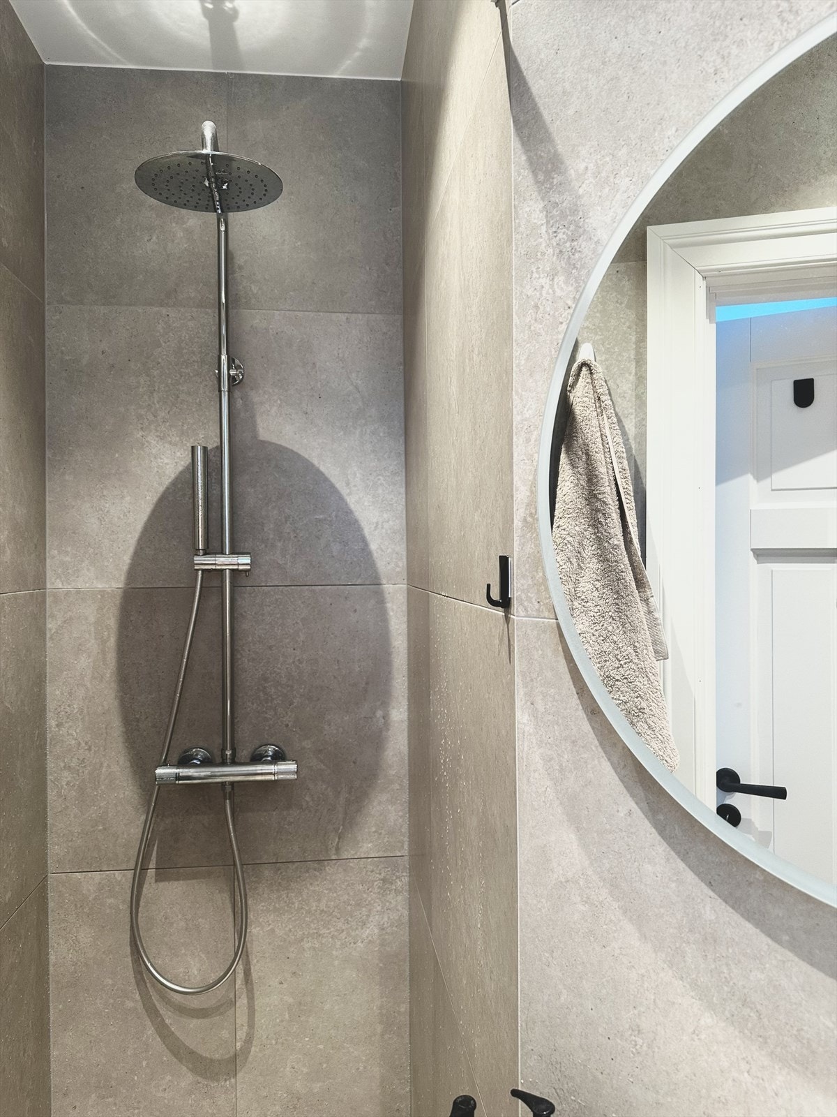 Dusjnisje med regndusj. Galleribilde