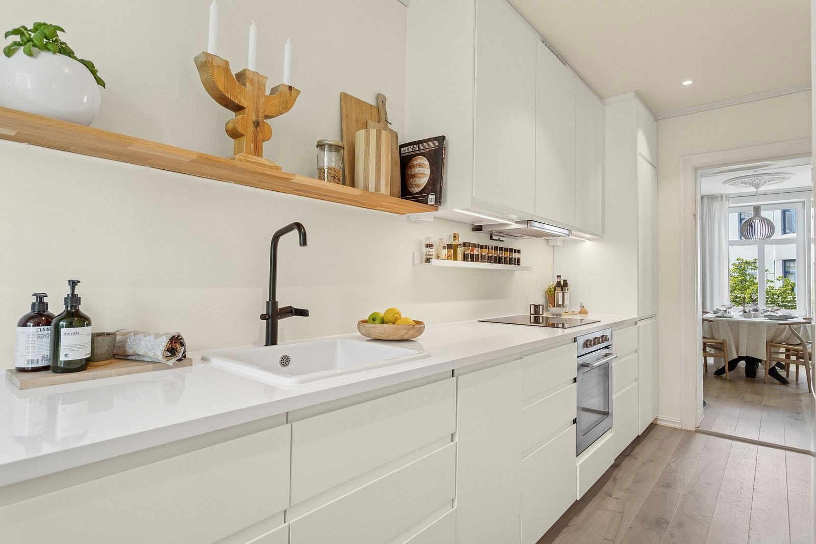 Kjøkkenet har en elegant og lettstelt innredning som består av over- og underskap med folierte fronter og skrog. Laminat benkeplate med nedsenket oppvaskkum og platetopp. Integrert platetopp, oppvaskmaskin, stekeovn og ventilator. Galleribilde