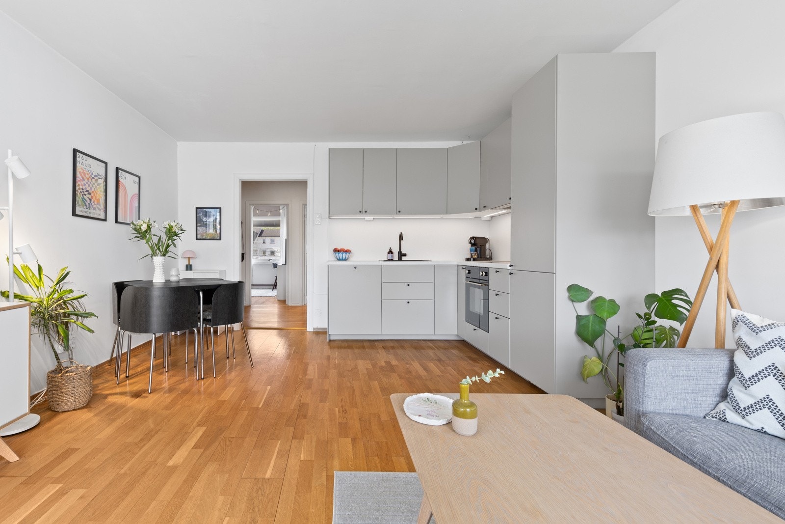 Stilrent og moderne kjøkken fra Ikea i åpen løsning mot stuen, nytt i 2024. Galleribilde