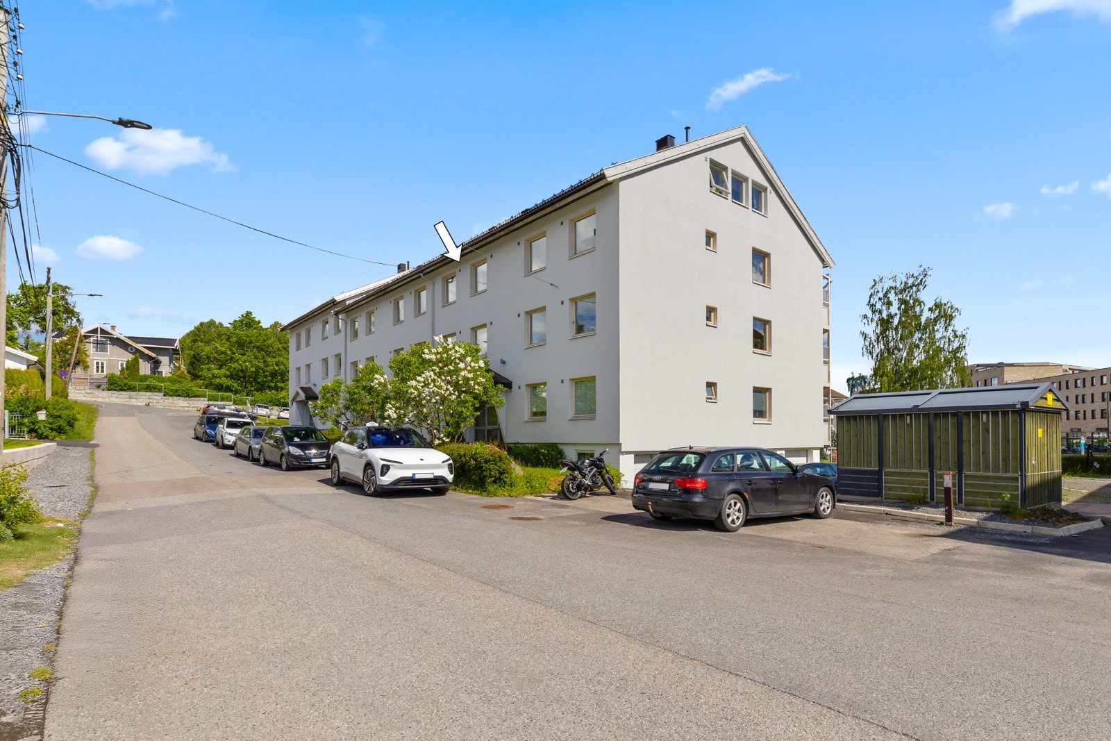 Det medfølger ingen fast parkeringsplass til leiligheten. Borettslaget har parkeringsplasser og garasjer, som fordeles av styret etter venteliste. Utvendige unummererte parkeringsplasser - Benyttes av gjester og øvrige beboere etter førstemann til mølla Galleribilde