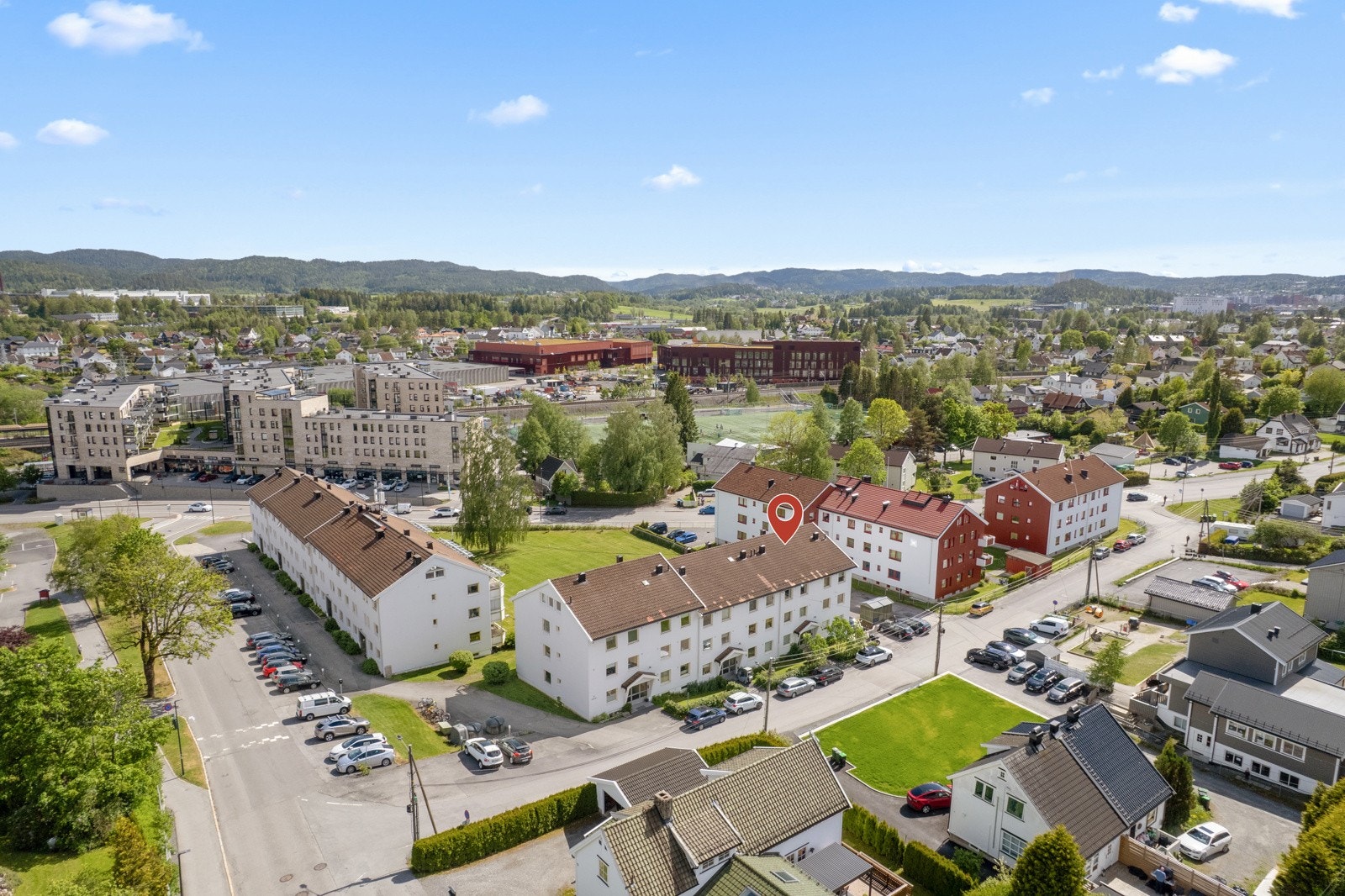 Det er gangavstand til både Fjellhamar skole som ligger ca. 1,1 km unna og Fjellsrud ungdomsskole som ligger ca. 1,0 km fra leiligheten. Kommunen har ikke skolekretser, men det er definert "veiledende inntaksområder" for hver barneskole. Galleribilde