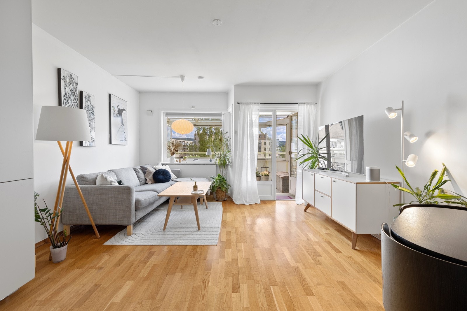 Stuen fremstår som meget innbydende i lyse, tidsriktige fargevalg. Galleribilde