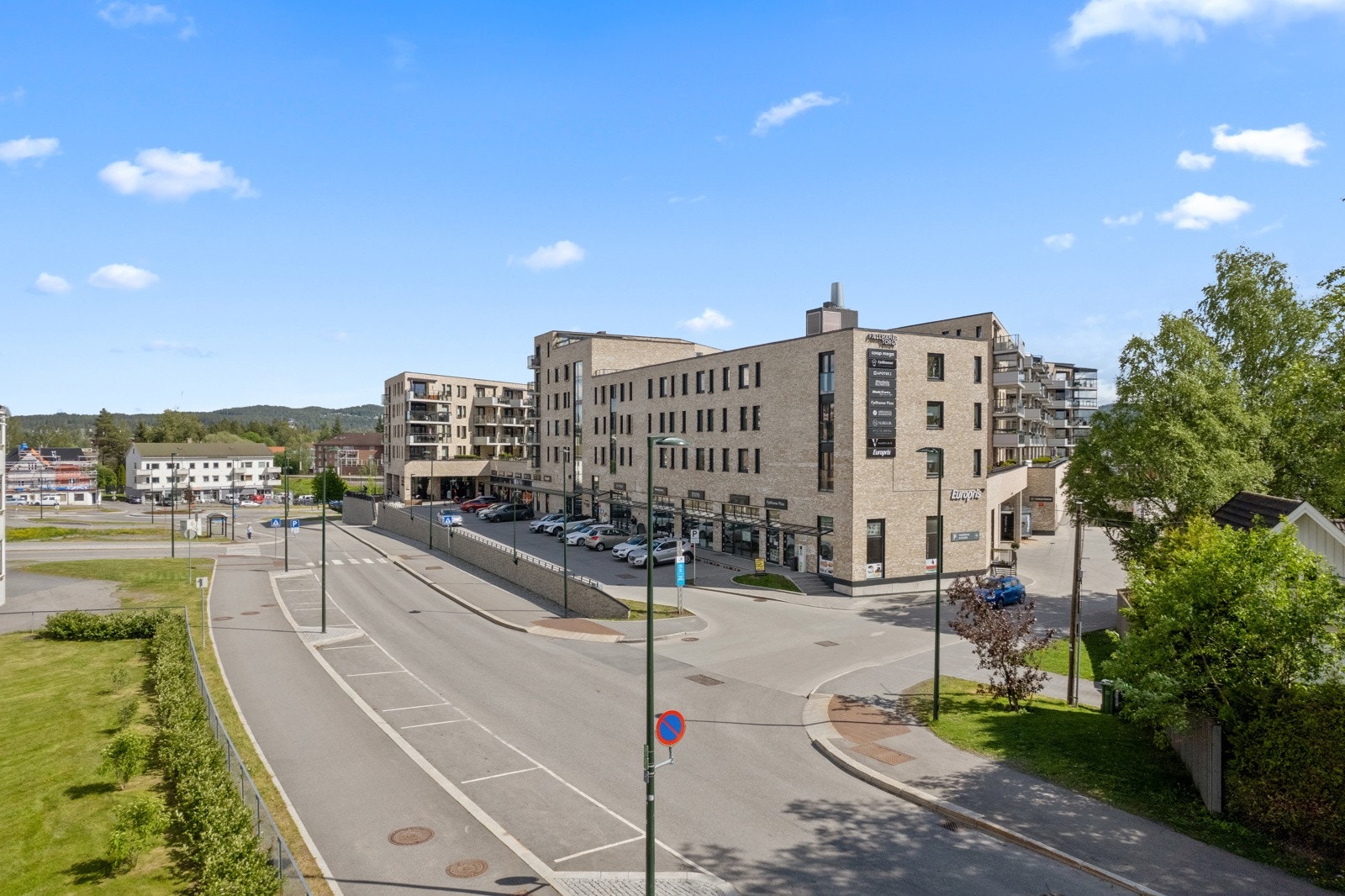 Dagligvarehandelen kan enkelt gjøres via Coop Mega Fjellhamar som ligger kun 230 meter fra eiendommen. Ønsker du ytterligere servicetilbud er det kort vei til både Strømmen Storsenter (2,7 km), Metro Senter (3,7 km), Triaden (5,5 km) samt Lillestrøm. Galleribilde