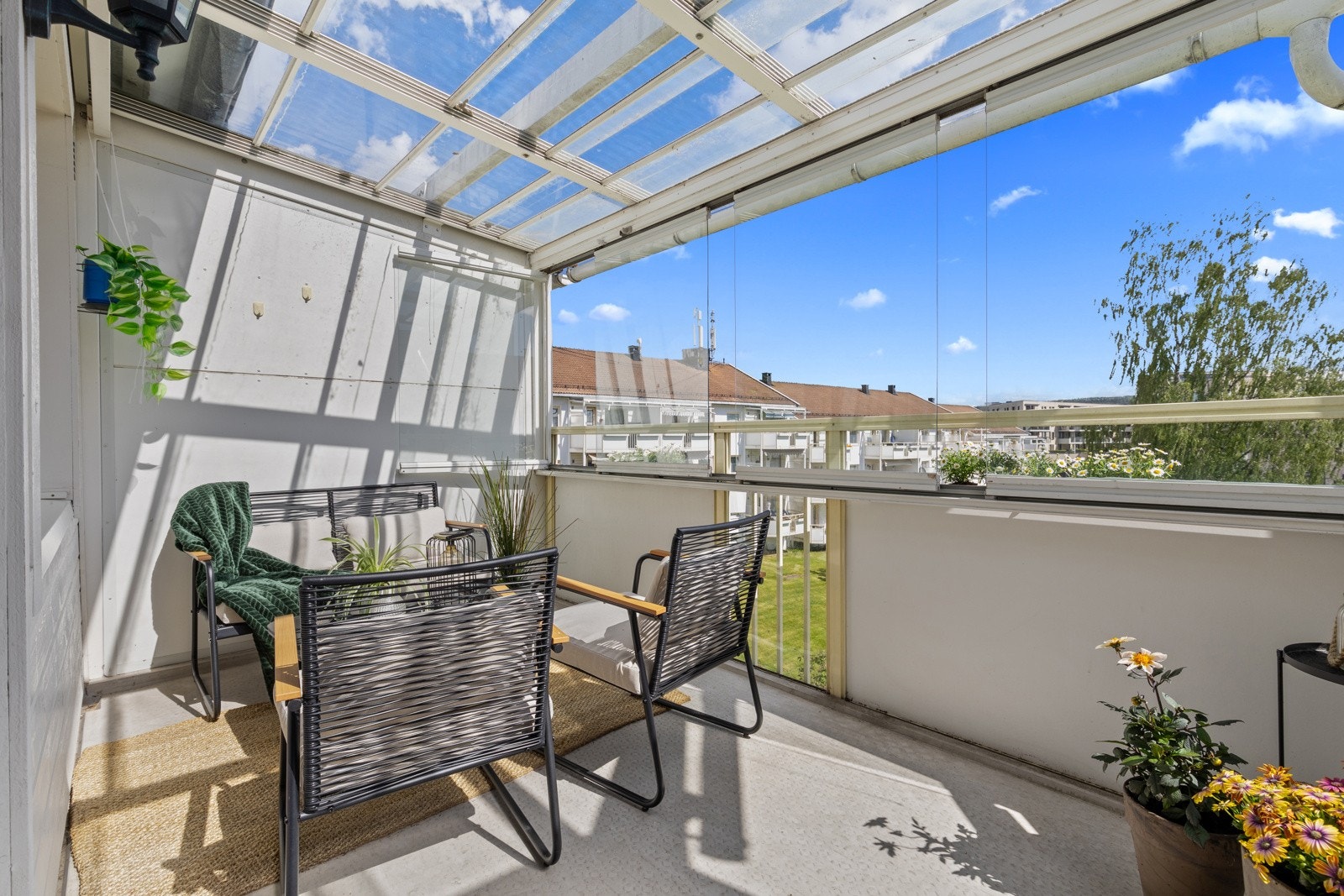 Balkongen har enkle skyveglass over rekkverket som kan åpnes på varme sommerdager. Galleribilde