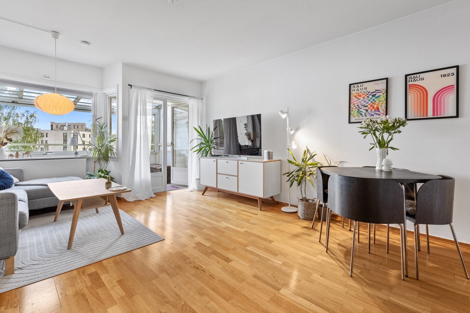 Stuen tilbyr god plass til både sofaløsning og koselig spisestue, og de store vindusflatene gir rikelig med naturlig lys. Galleribilde
