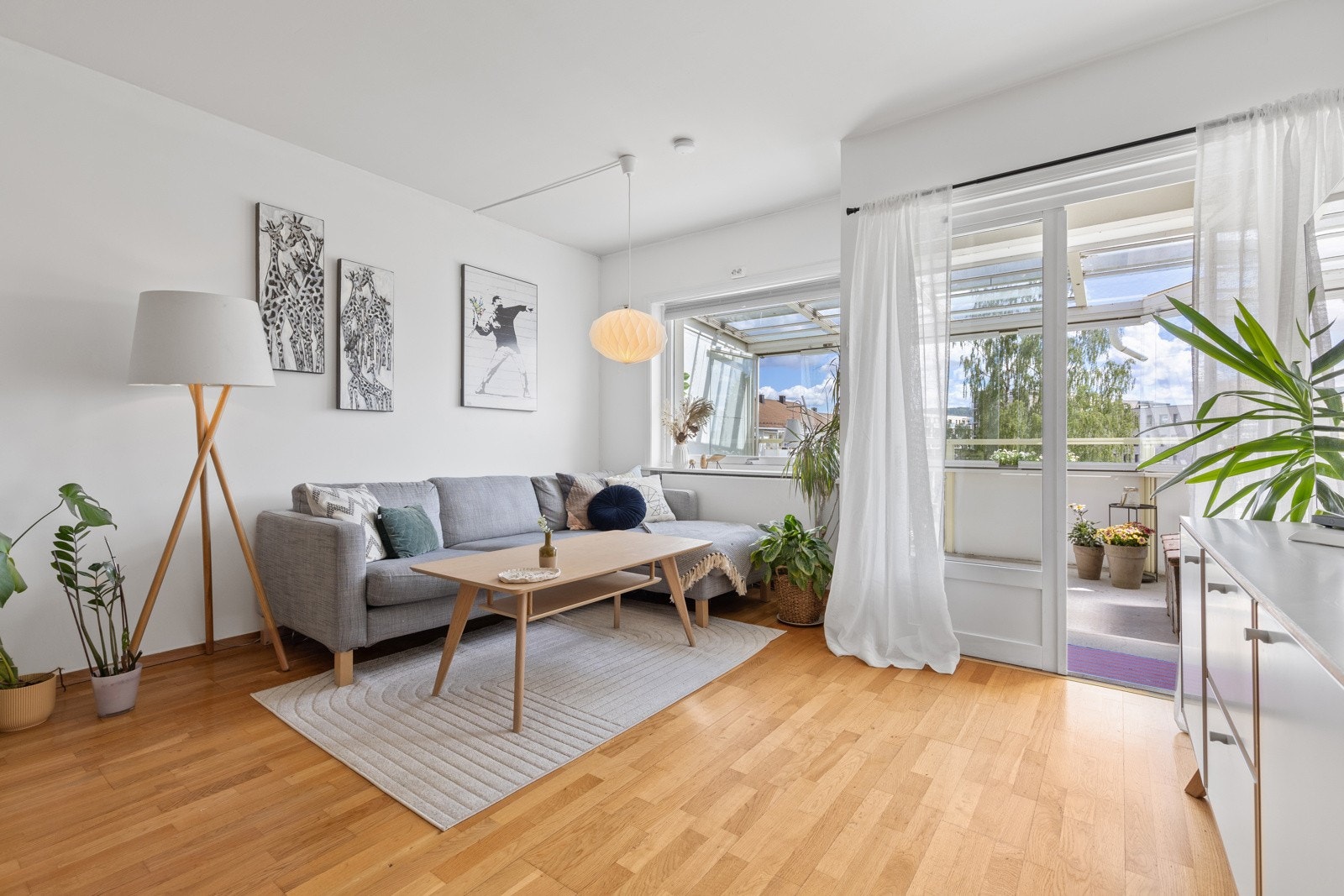 På gulvet er det lagt trestavs parkett som strekker seg sømløst inn i kjøkken og entre/gang. Galleribilde
