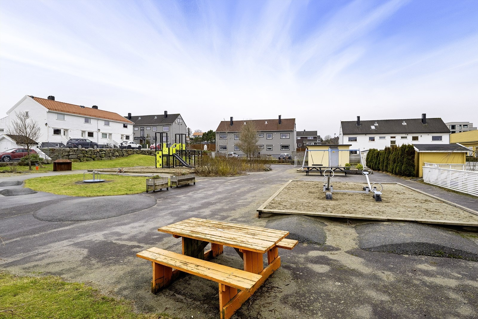 - Barnevennlig område med en rekke lekeplasser i området - Galleribilde