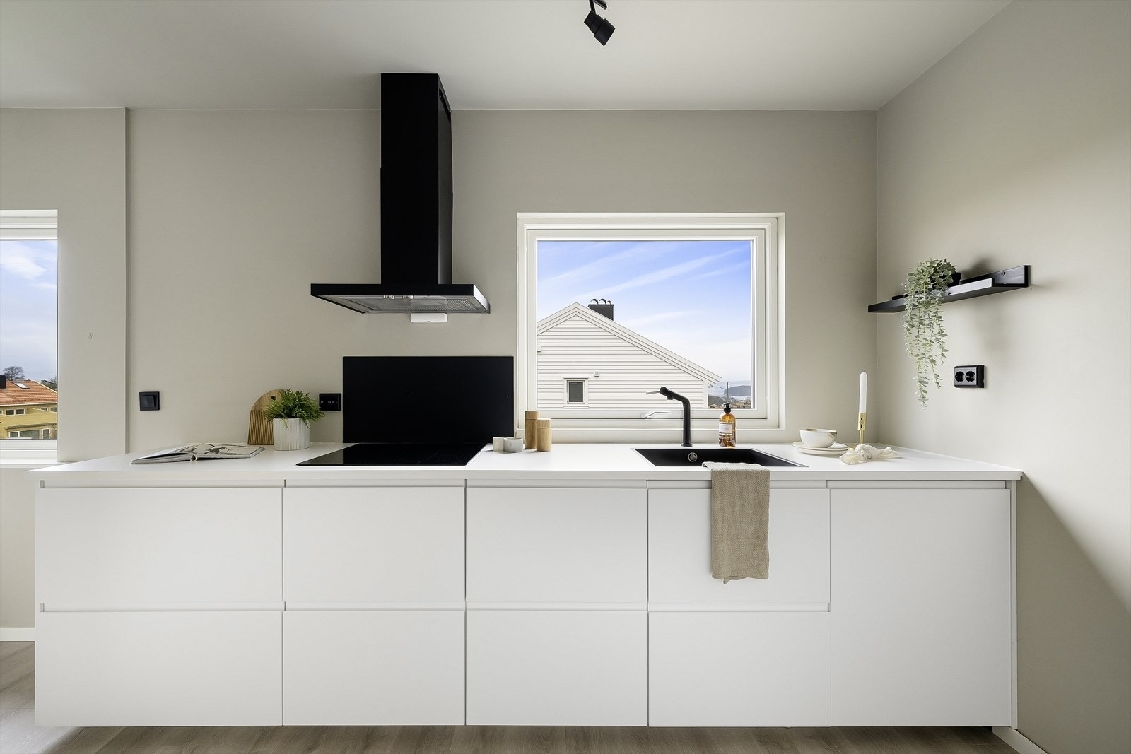 - Det er god plass i både skuffer og på benkeplate - Galleribilde