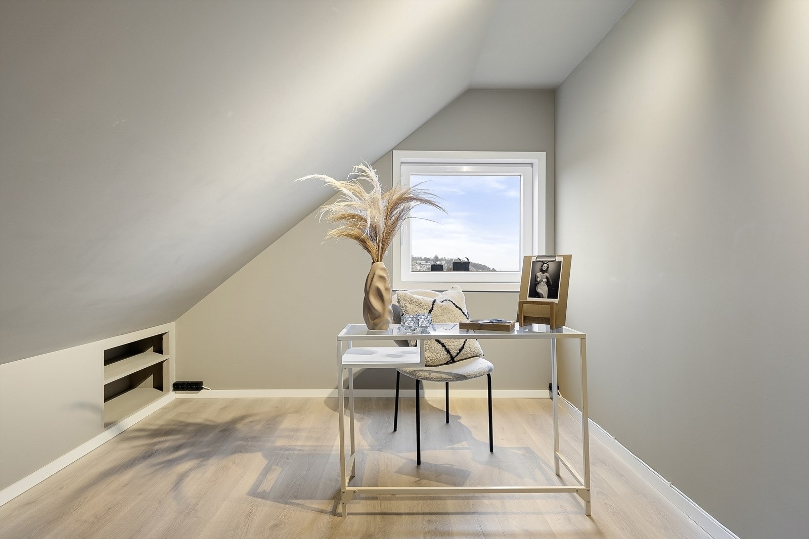 - Loftsrom med gulvflate på 16 kvm kan brukes som kontor, gjesterom eller til lagring - Galleribilde