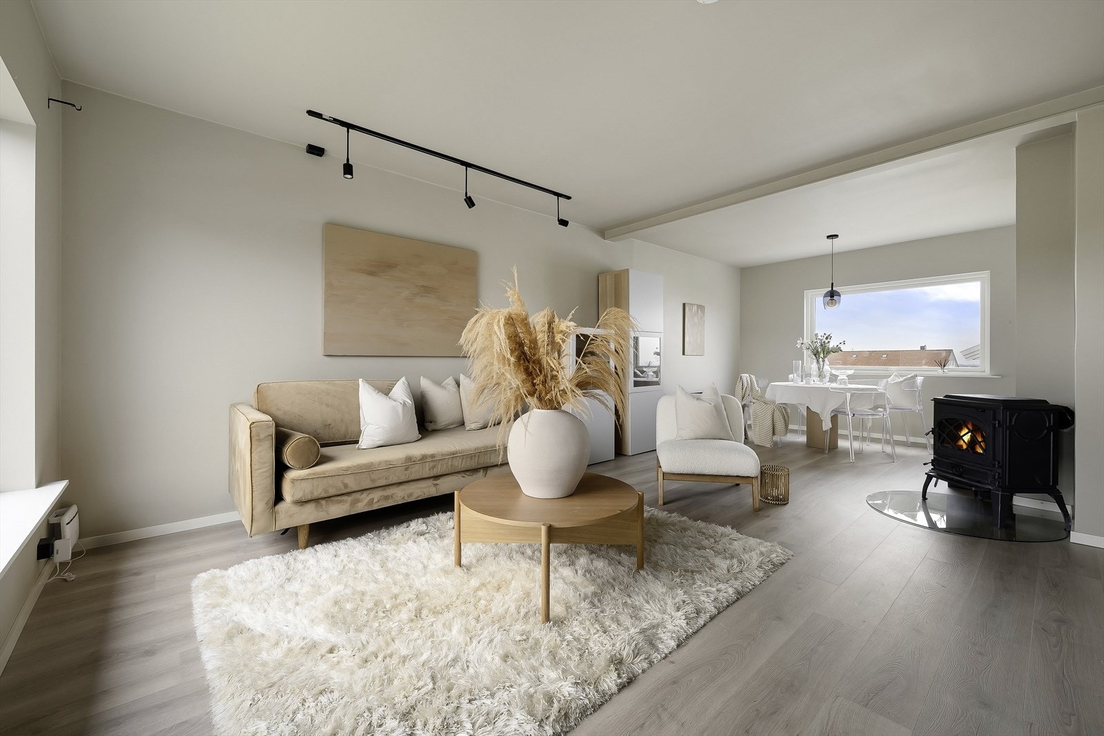 - Stuen er delt i soner hvor en enkelt får plass til både sofagruppe og spisebord - Galleribilde