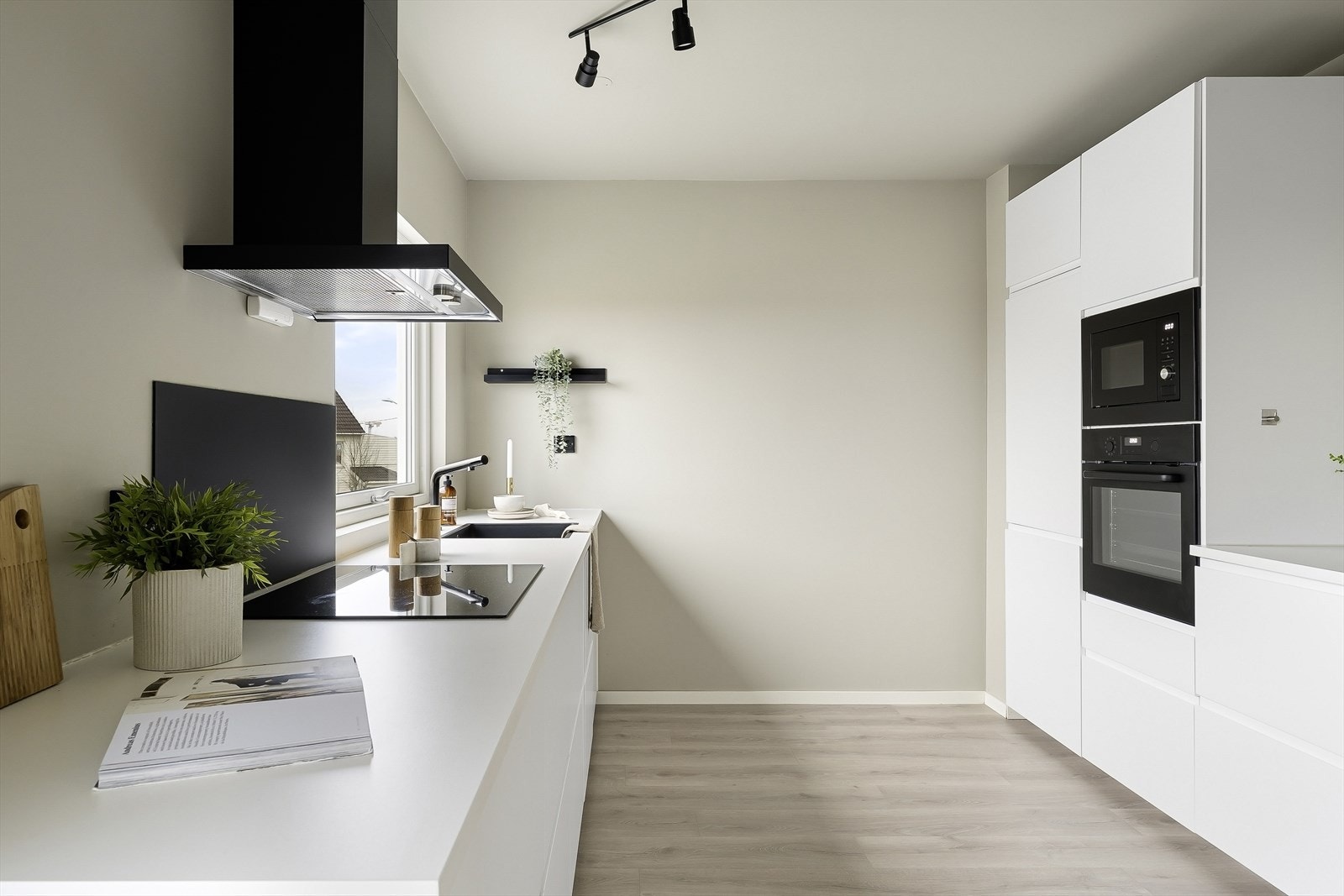 - Kjøkkenet er lyst og tidløst med integrerte hvitevarer - Galleribilde