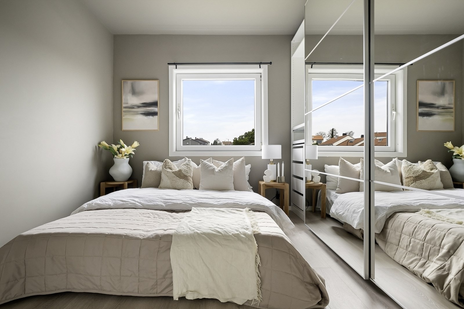 - Hovedsoverom med romslig garderobeskap med speilfronter - Galleribilde