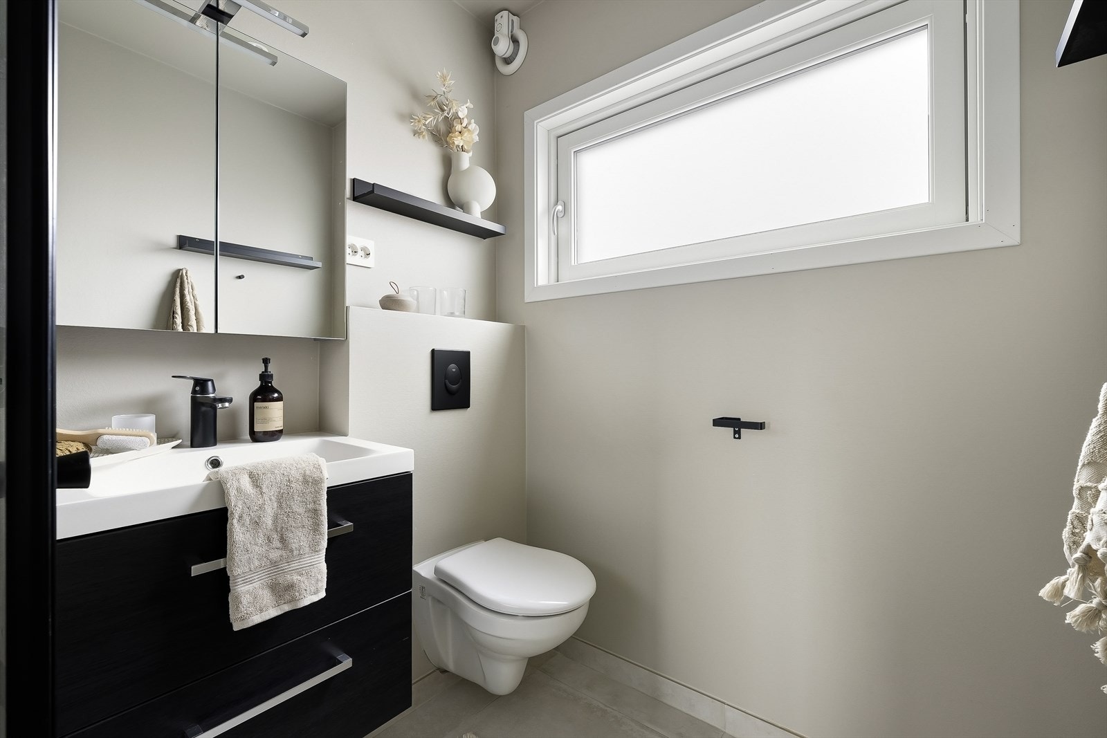 - Badet er i samme fargepalett som resten av leiligheten med sorte detaljer - Galleribilde