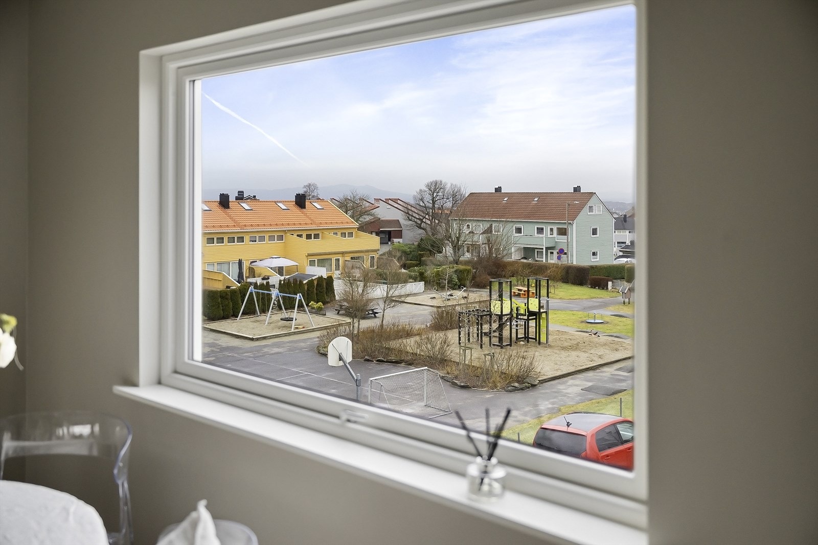 - Pent opparbeidet fellesareal med parkeringsplasser og lekeplasser i området - Galleribilde