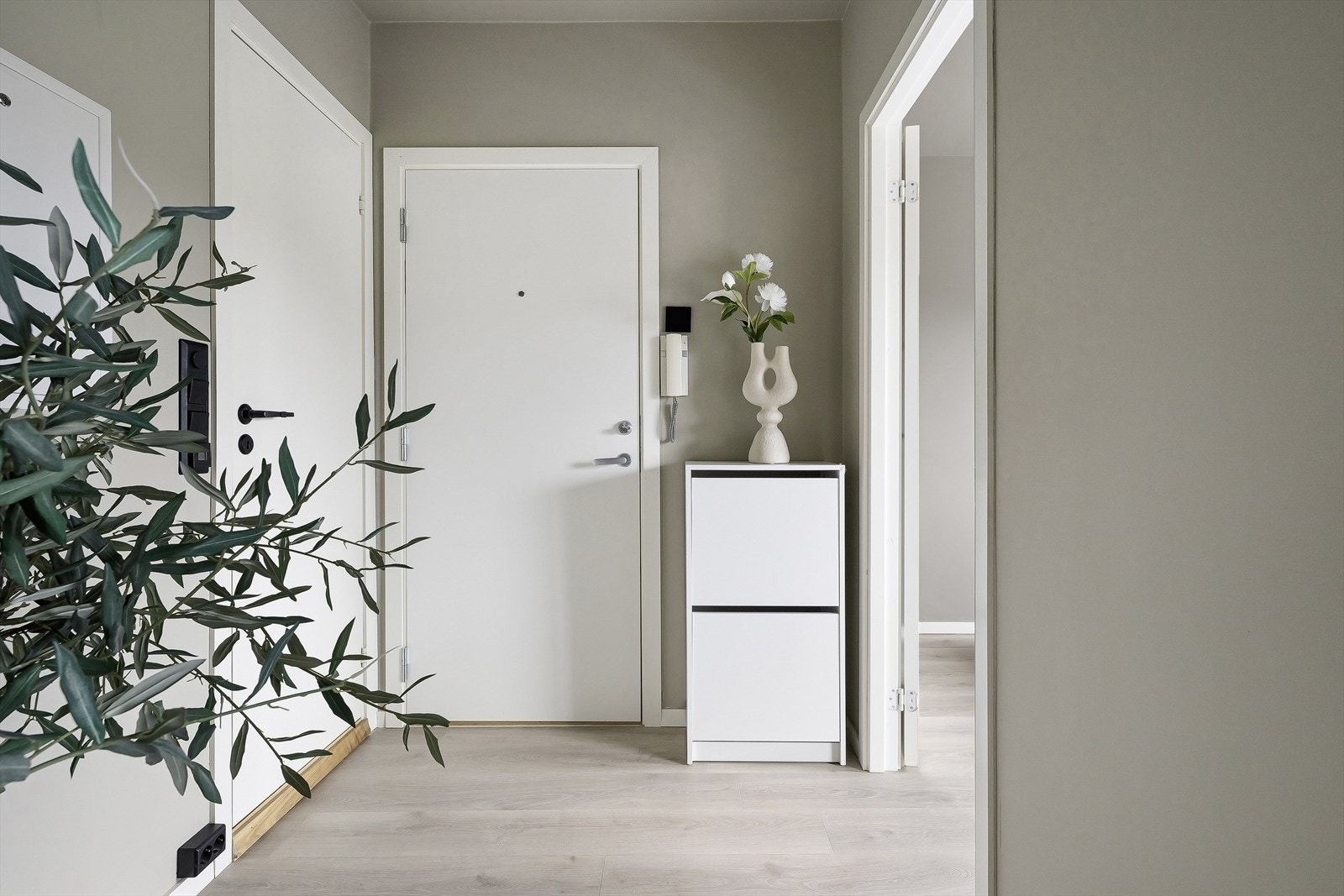 - Entré med plass til å henge fra seg yttertøy og sette fra seg sko - Galleribilde