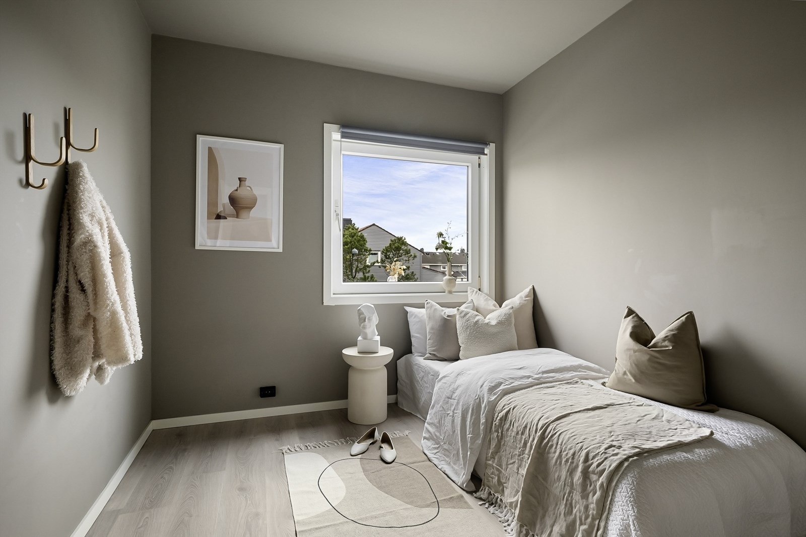 - Gjesterom med god plass til seng, garderobeskap og nattbord - Galleribilde