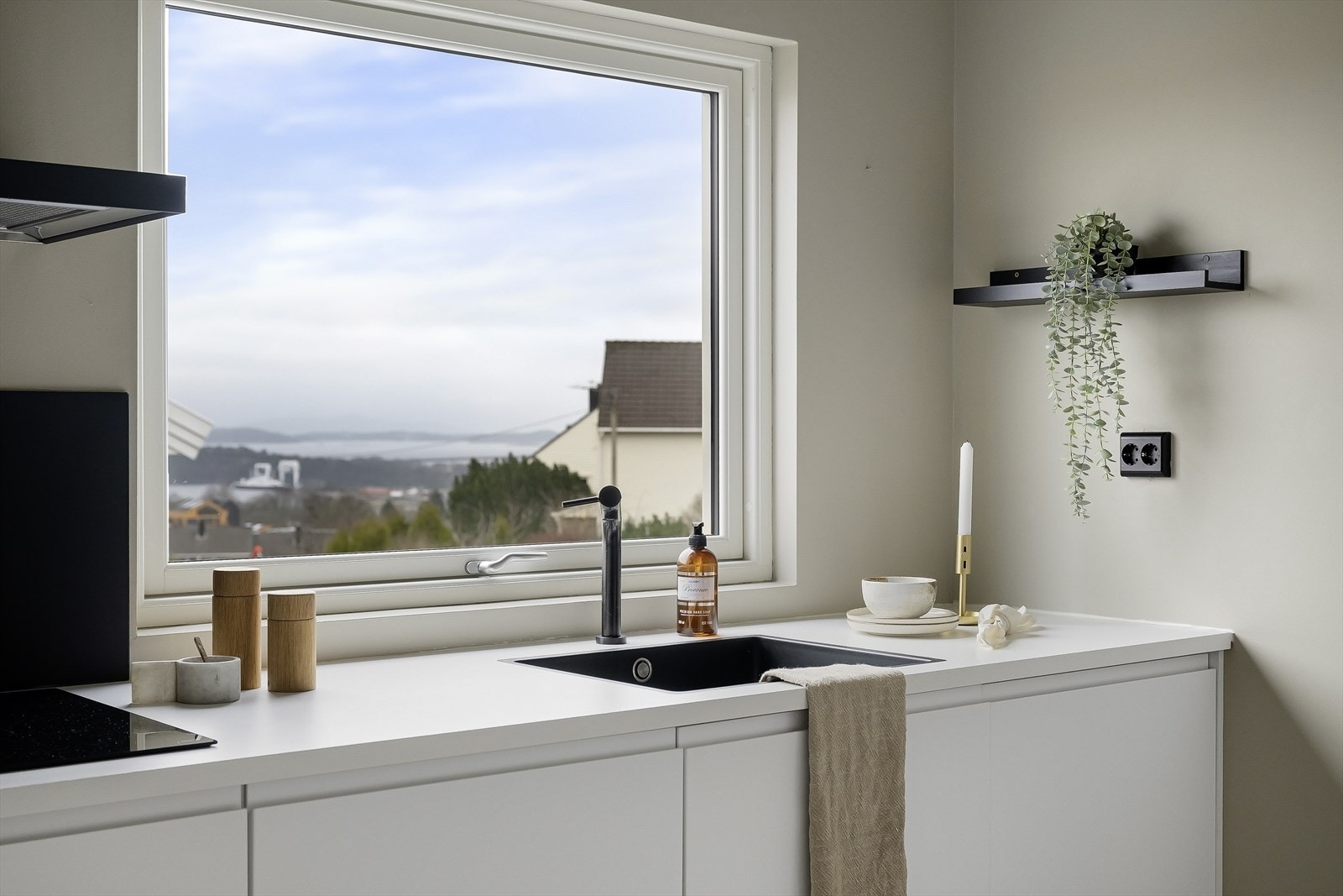 - Utsikt fra både spisestue og kjøkken - Galleribilde