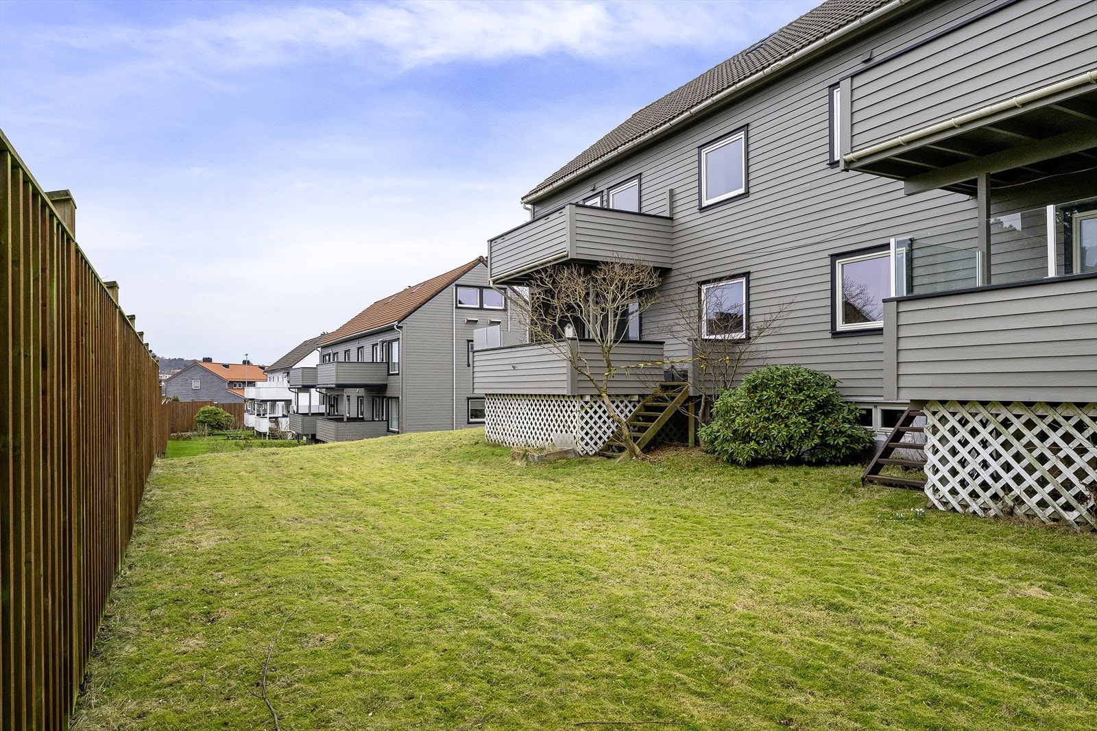 - Felles hage i front av bygget - Galleribilde