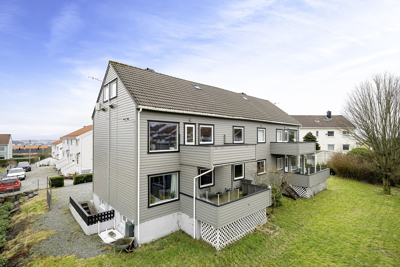 - Leiligheten ligger i byggets 2. etasje og har tre boder og loftsrom - Galleribilde