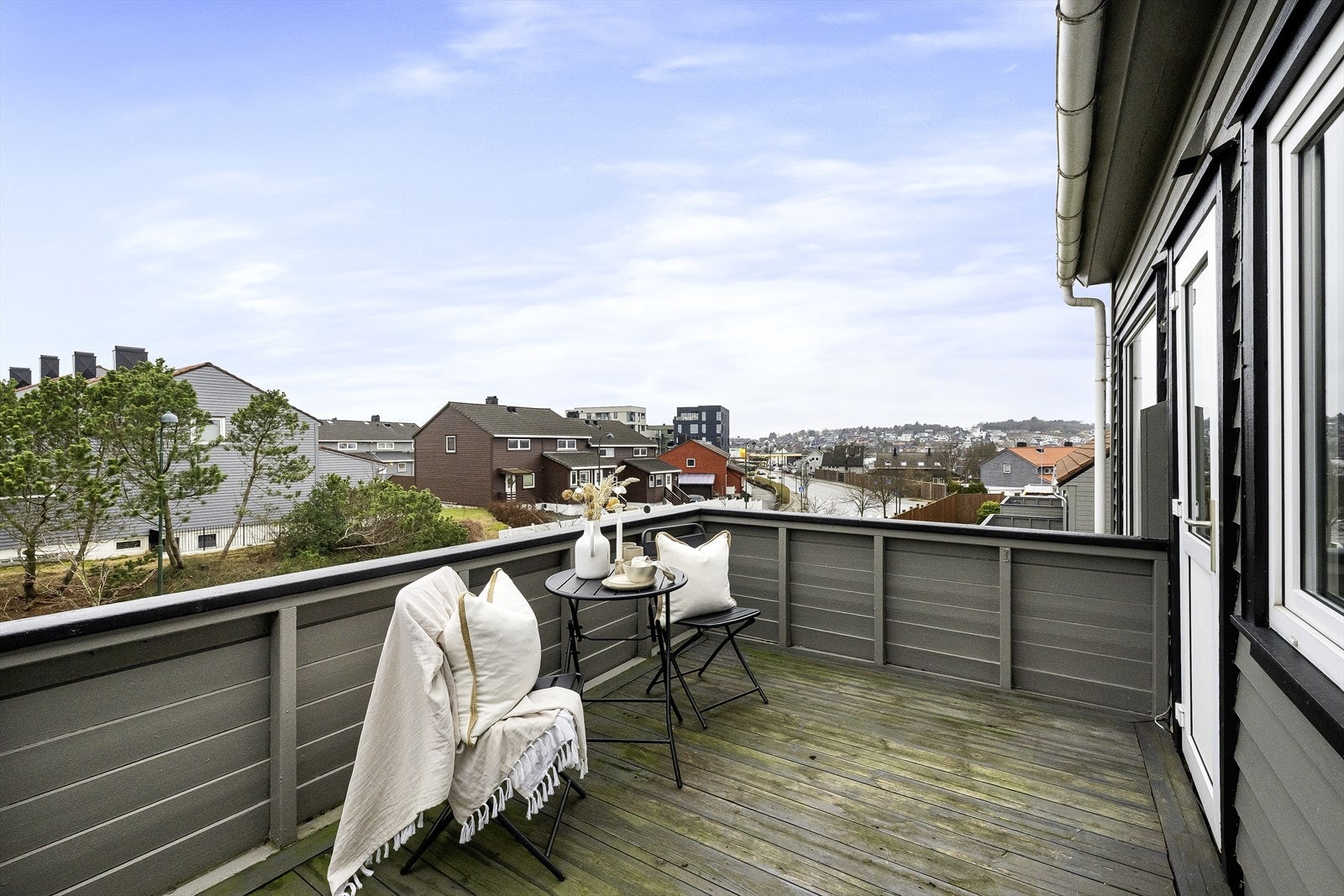 - Balkongen byr på gode solforhold og måler romslige 10 kvm - Galleribilde