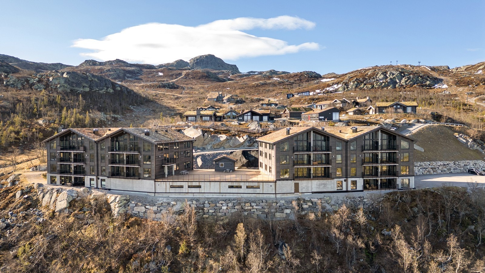 Leiligheten ligger i 2.etasje, med utsyn mot felles uteplass og fjellene rundt. Galleribilde