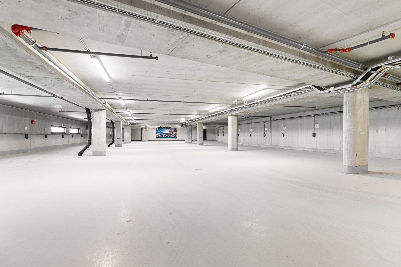 Det følger en parkeringsplass i felles garasjekjeller Galleribilde
