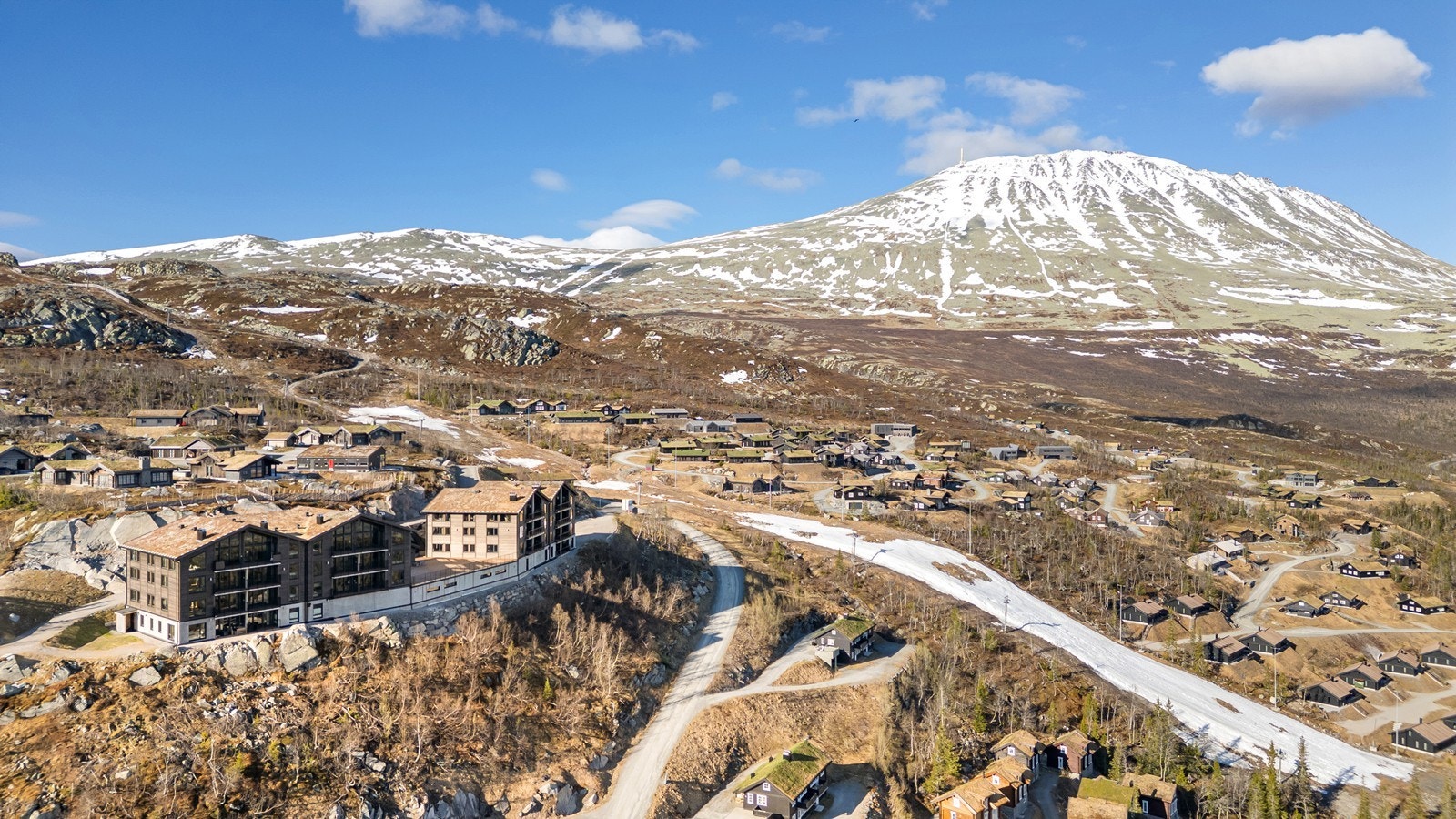 Eiendommen har en majestetisk beliggenhet ved foten av Gaustatoppen og skibakken rett utenfor døra Galleribilde