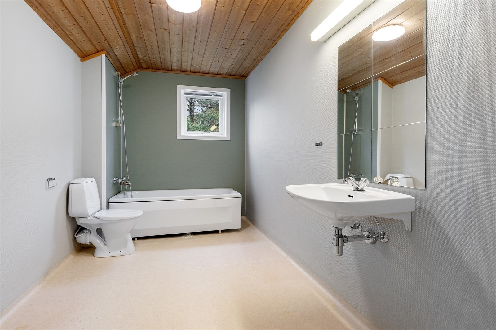Romslig bad/wc/vaskerom Galleribilde