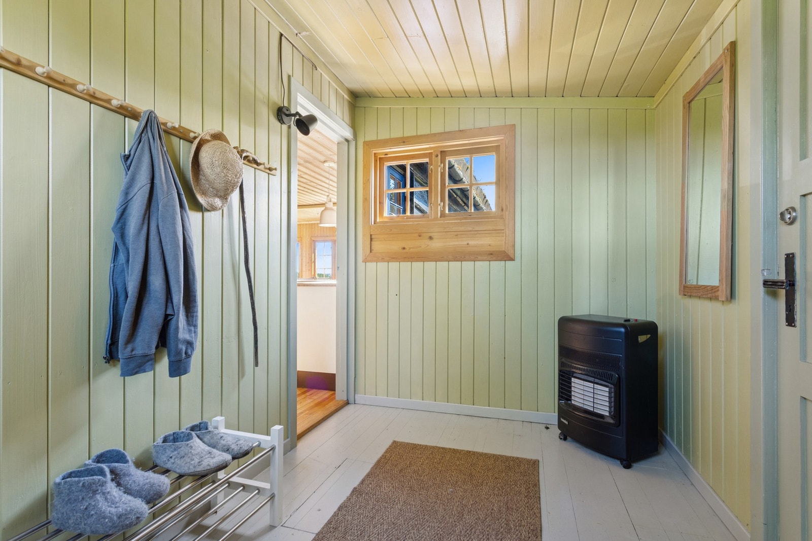 Her kommer du inn i en luftig entré med god plass til å hensette sko og yttertøy. Galleribilde