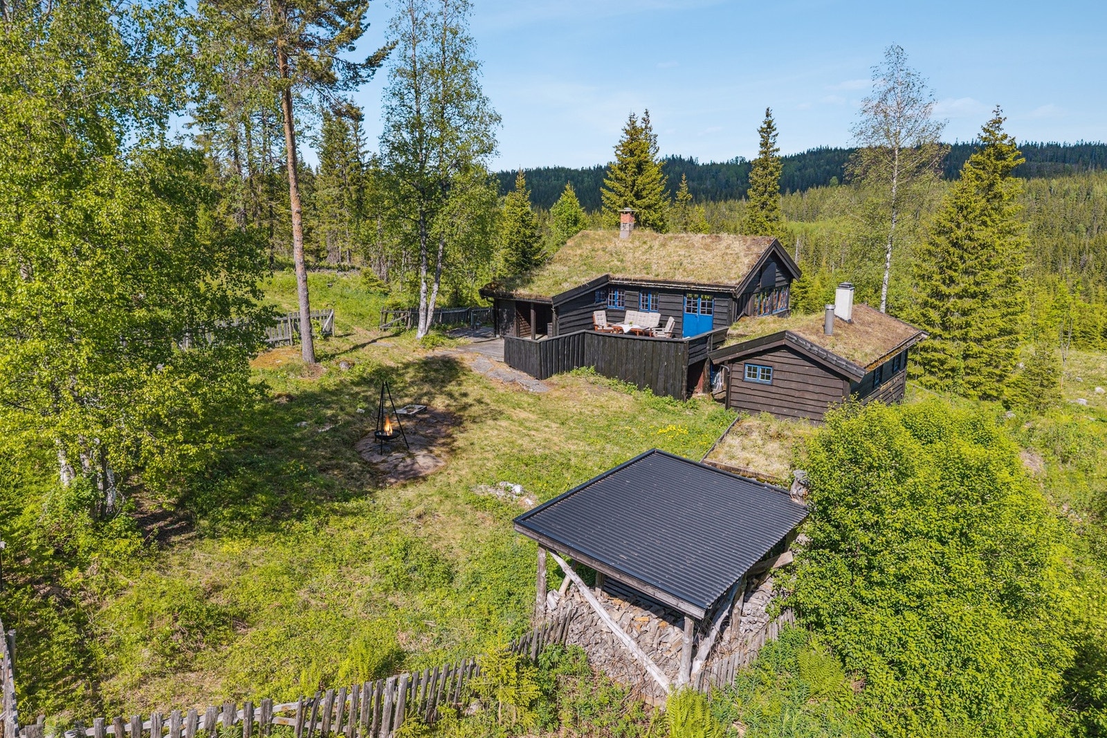 Eiendommen har en attraktiv og solrik beliggenhet ikke så langt i fra Klevistua på vakre Krokskogen. Galleribilde