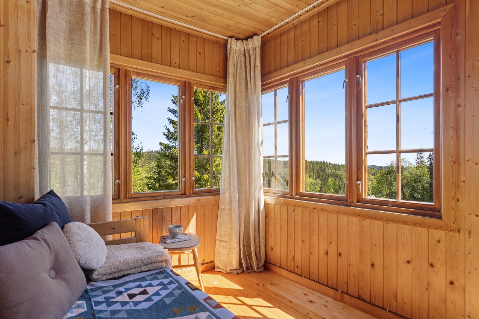 Idyllisk hjørne av hytta hvor man bare kan nyte. Galleribilde