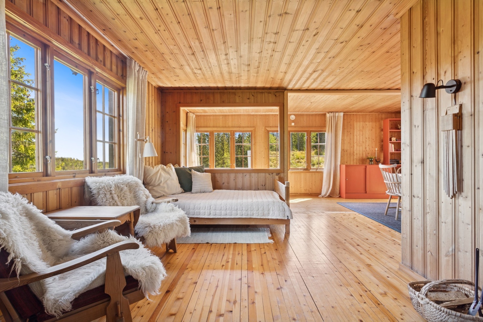 Store vinduer på tre vegger slipper inn rikelig med naturlig lys og skaper en lys og trivelig atmosfære. Galleribilde