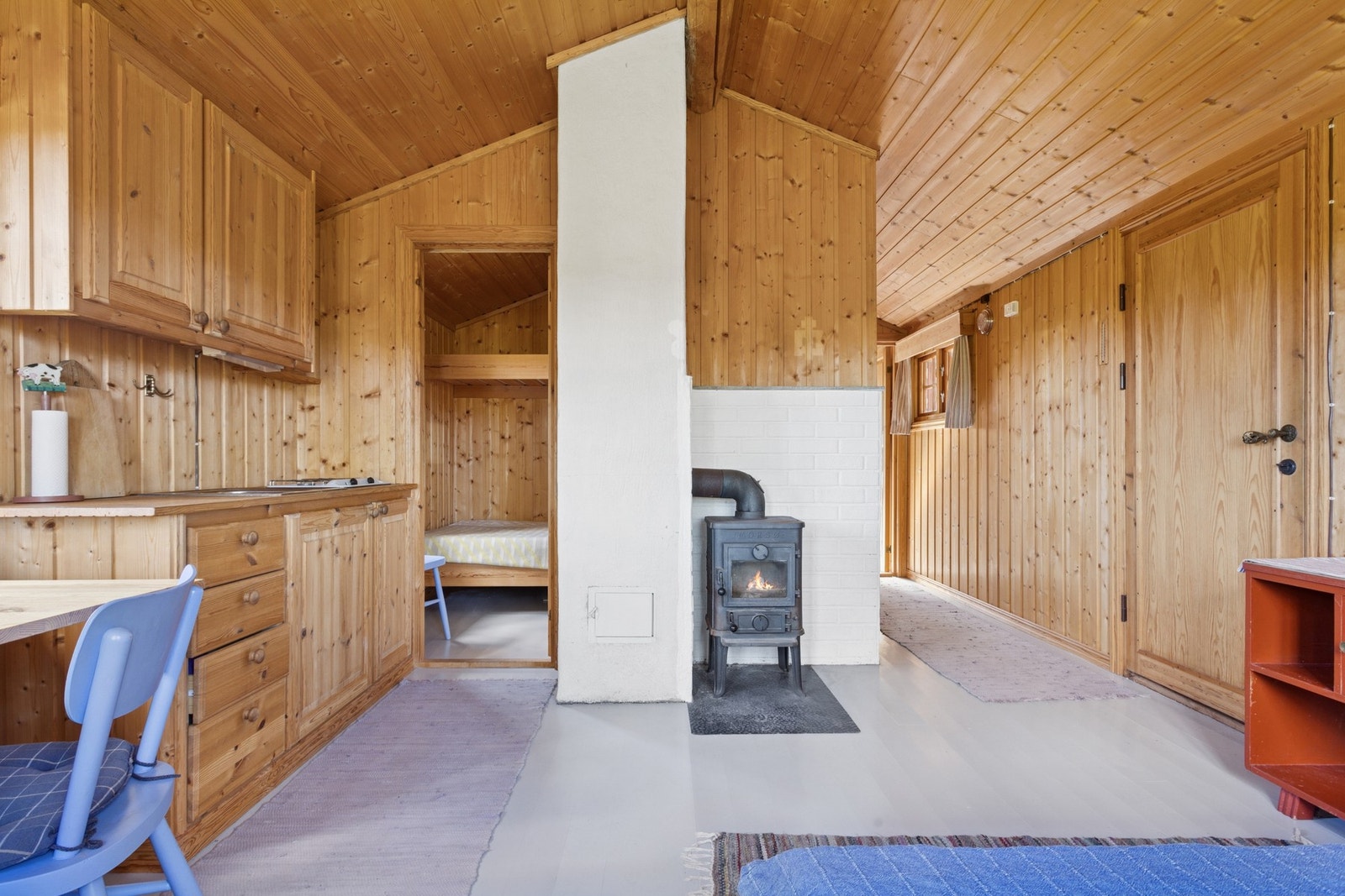 Kjøkkenet har koselig innredning med profilerte fronter i heltre, som står i stil med hytta forøvrig. Benkeplaten er av heltre med nedfelt kum. Det er gassbluss platetopp. Galleribilde