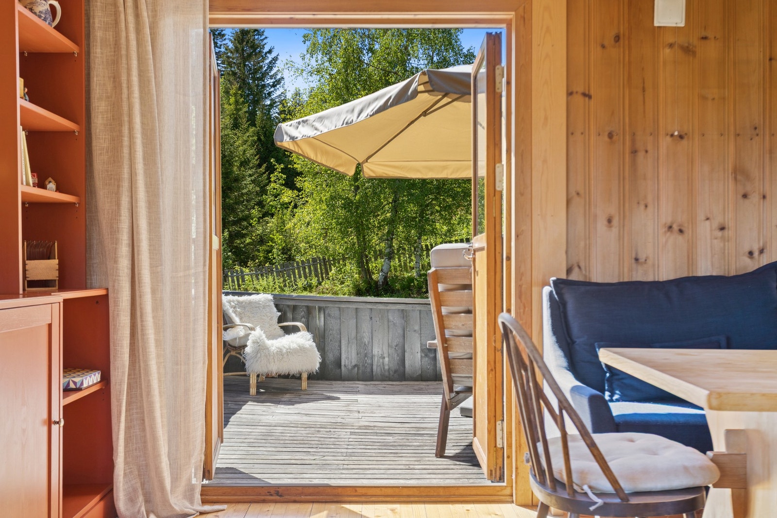 Fra stuen er det utgang til en stor, solrik terrasse! Galleribilde