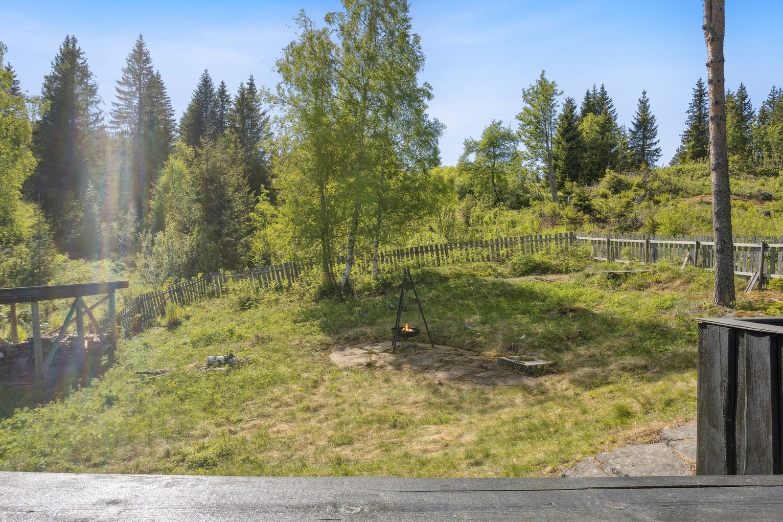 Om vinteren gir nærliggende skiløyper gode forhold for langrenn, mens sommeren byr på flotte turstier, sykkelruter og bærplukking i naturskjønne omgivelser. Galleribilde