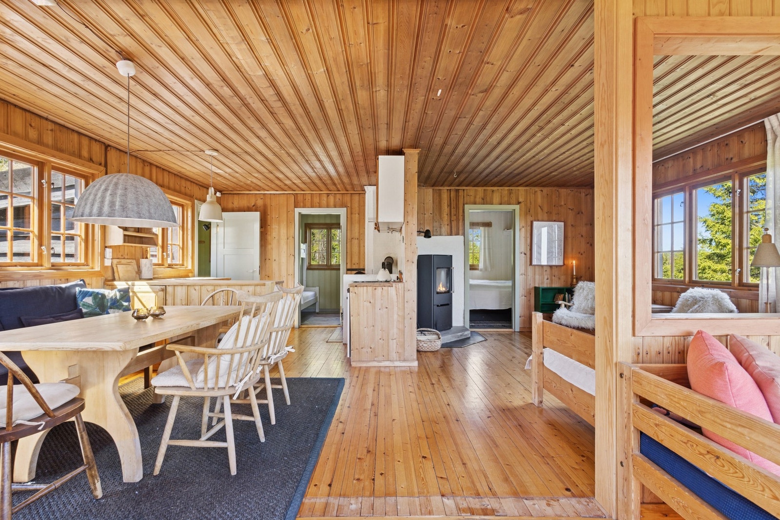 Videre inn til en romslig stue i åpen løsning mot kjøkkenet. Galleribilde