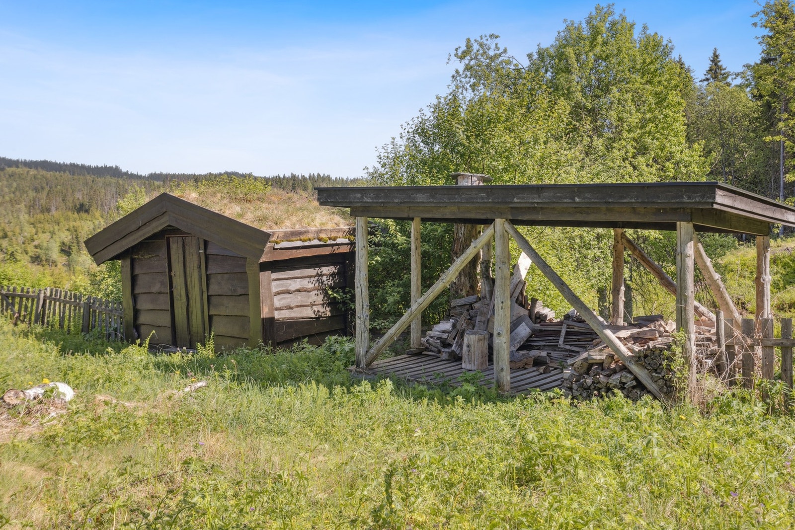 Her er det mange muligheter og masse potensiale. Her er det i dsag bod samt utedo. Galleribilde