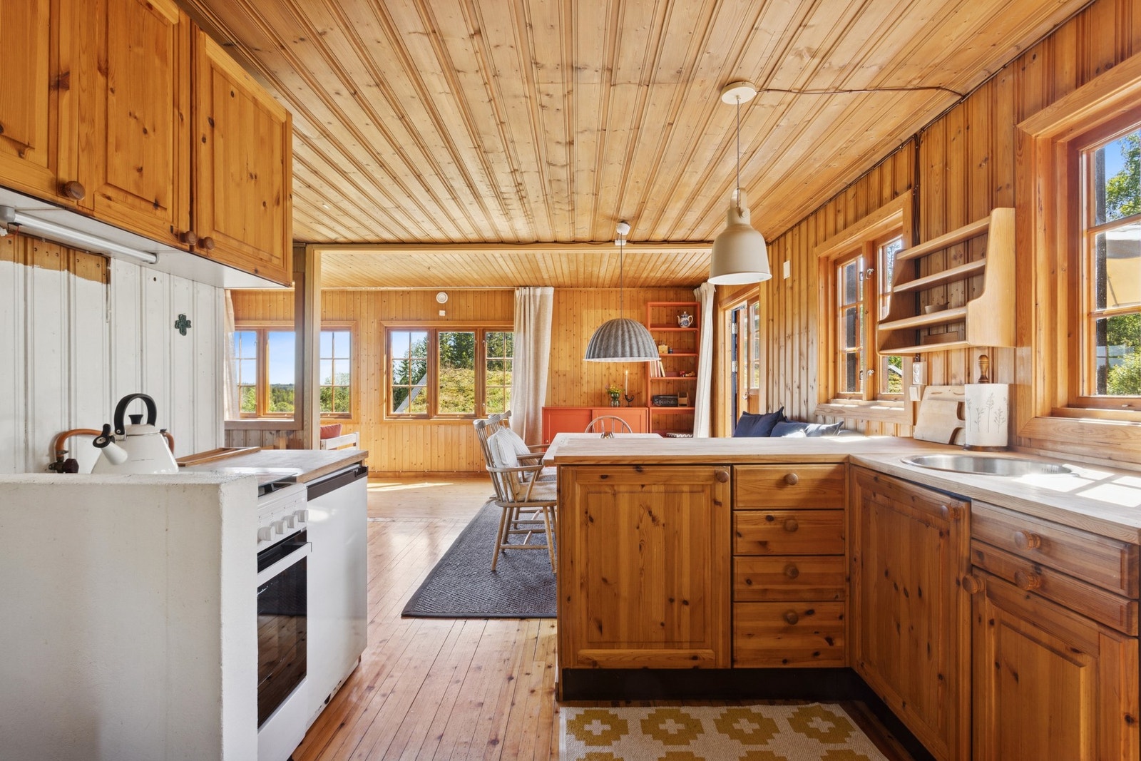 Kjøkken med innredning i heltre og profilerte fronter som gir et rustikt og hyggelig preg. Galleribilde