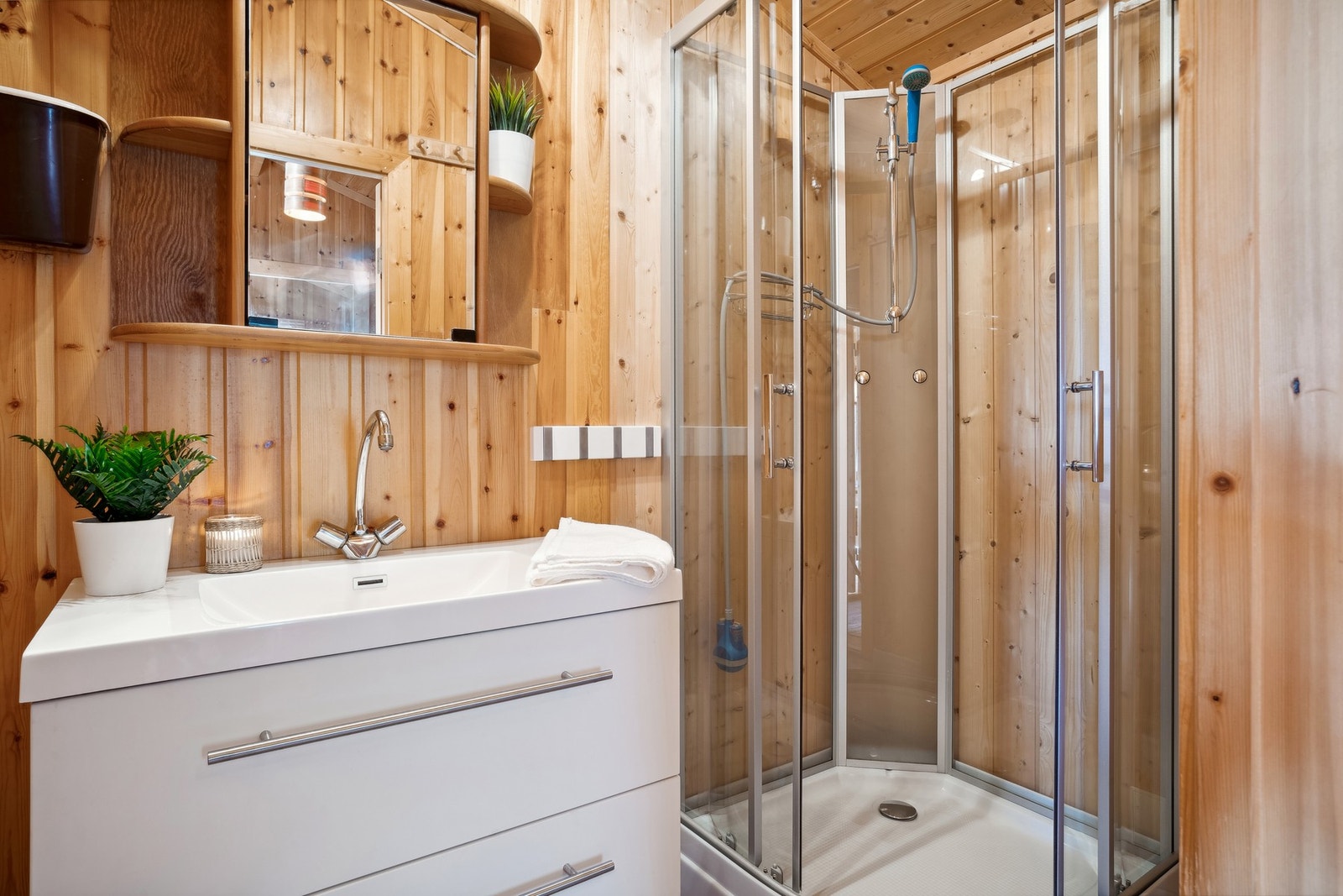 Bad med servant og dusjkabiett Galleribilde